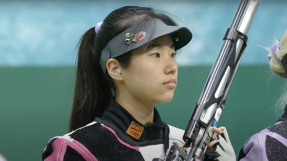 射击世界杯总决赛中国选手王芝琳女子10米气步枪摘银
