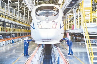 济郑高铁“新成员”抵郑开始岗前“体检”