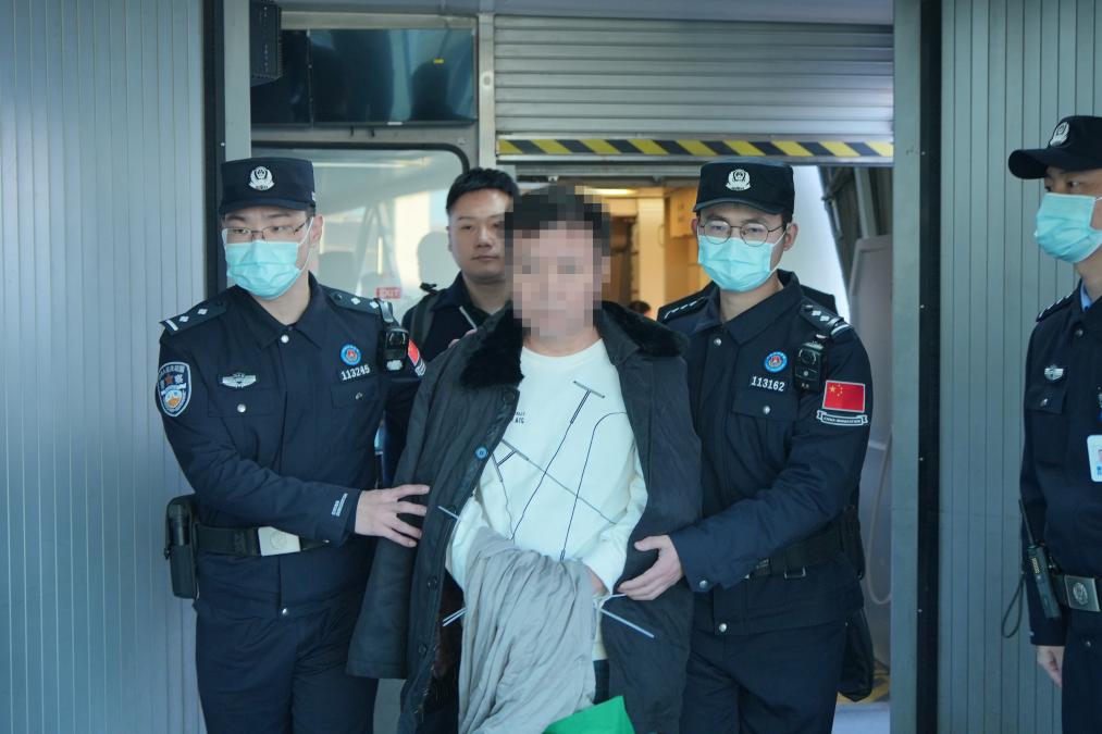 一名重要红通犯罪嫌疑人被从印尼遣返回国