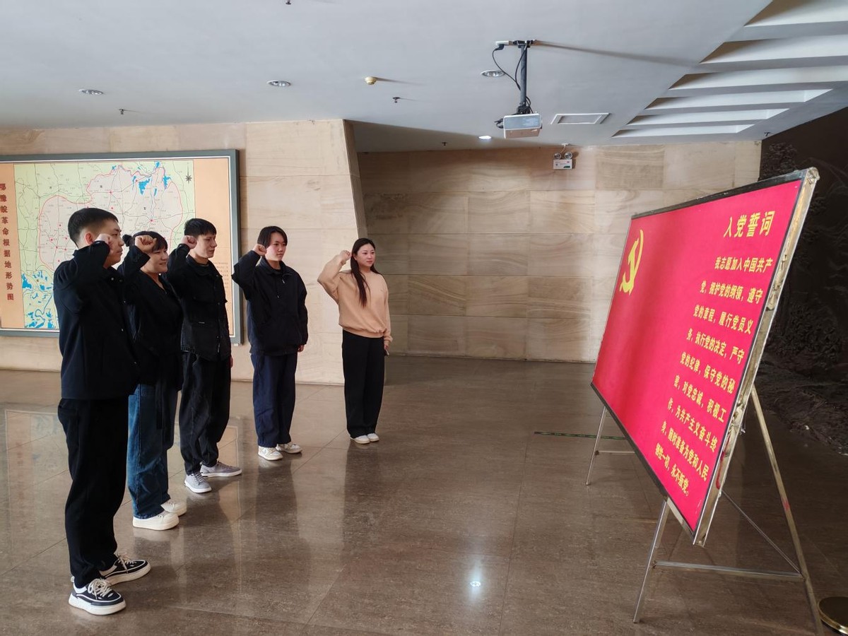 【我们的节日•清明】信阳市浉河区民权街道红太阳社区：开展“缅怀革命先烈 传承红色基因”主题教育活动