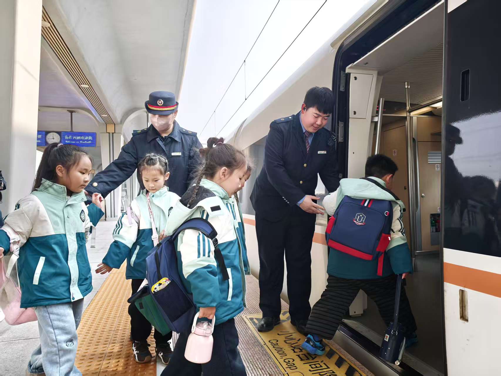 护航研学路，温暖伴成长——高铁三队暖心服务 助力学子旅程