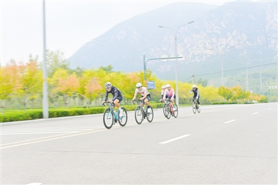 近千名骑行爱好者“天地之中”畅享金秋